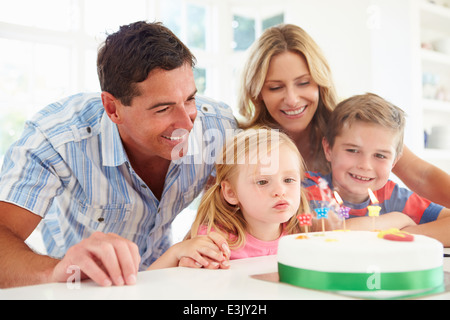 Famiglia figlie festeggia il compleanno con la torta Foto Stock