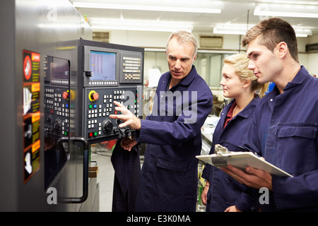 Insegnamento tecnico apprendisti in uso tornio computerizzato Foto Stock