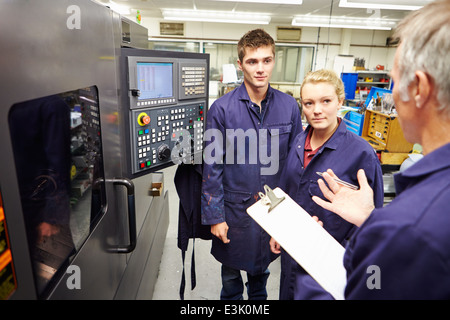 Insegnamento tecnico apprendisti in uso tornio computerizzato Foto Stock