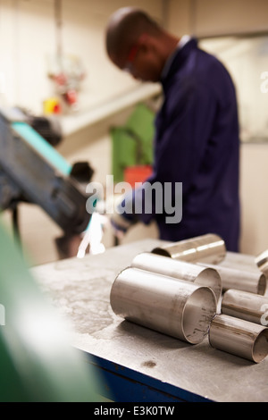 Ingegnere utilizzando la macchina di rettifica in fabbrica Foto Stock