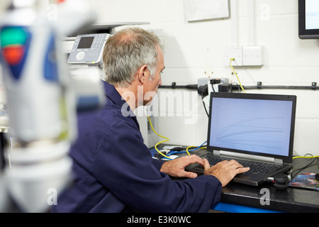 Ingegnere utilizzando CMM computerizzata del braccio in fabbrica Foto Stock