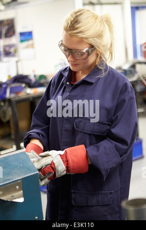 Apprendista ingegnere di lavoro sul pavimento in fabbrica Foto Stock