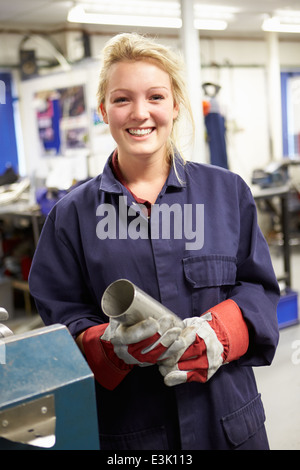 Apprendista ingegnere di lavoro sul pavimento in fabbrica Foto Stock