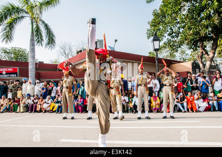 Il confine Wagah chiusura 'abbassamento delle bandiere' cerimonia, quotidianamente una pratica militare al confine India-Pakistan vicino Amritsar Foto Stock