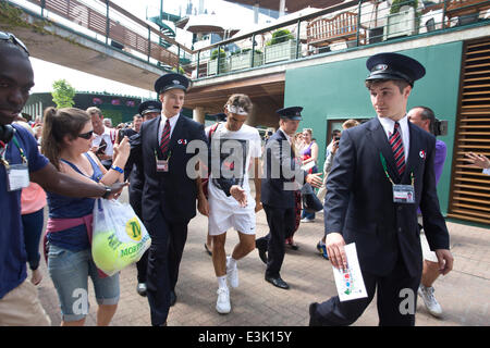 Il torneo di Wimbledon, Londra, Regno Unito. Il 24 giugno 2014. Immagine mostra Roger Federer (SUI) al giorno due di Wimbledon Tennis Campionships 2014 rendendo il suo modo attraverso la folla di sostenitori. Credito: Clickpics/Alamy Live News Foto Stock