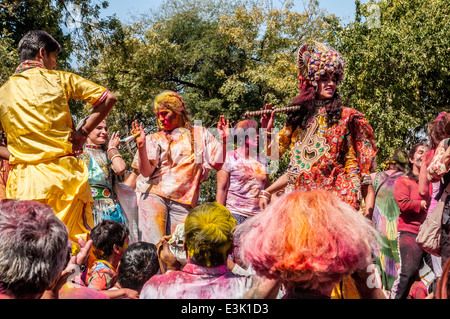 Celebrare Holi, un festival indù celebra la primavera e amore con colori. Fotografato a Jaipur, Rajasthan, India Foto Stock