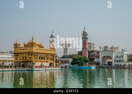 Tempio d'oro di Amritsar, provincia del Punjab, India. Questo tempio è il luogo più sacro della religione sikh Foto Stock