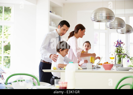 Famiglia contribuendo a chiarire dopo la prima colazione Foto Stock