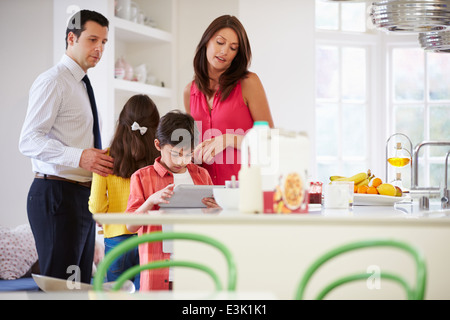 Famiglia contribuendo a chiarire dopo la prima colazione Foto Stock