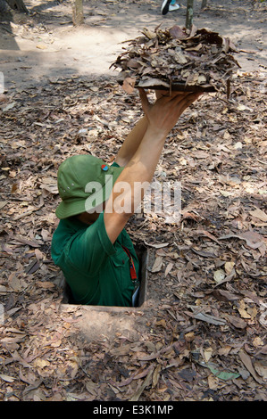 Tombino entrata nel Tunnel di Cu Chi, Vietnam Foto Stock