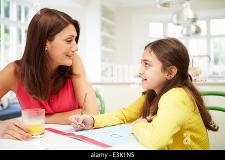 Madre aiutare mia figlia con i compiti Foto Stock