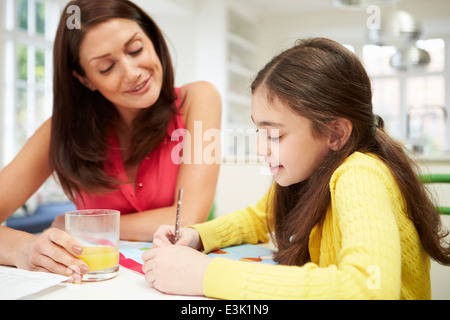 Madre aiutare mia figlia con i compiti Foto Stock