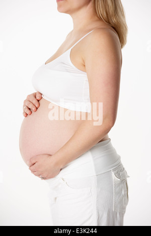Close up Studio Ritratto Di Donna Incinta bianco da indossare Foto Stock