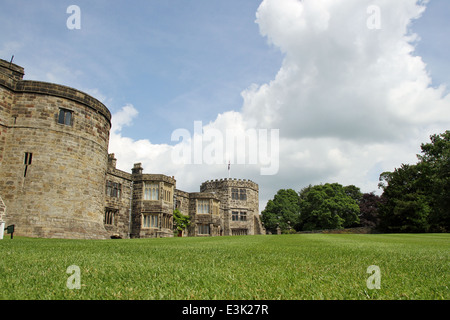 Skipton Castle è un castello medievale a Skipton, North Yorkshire, Inghilterra. Foto Stock