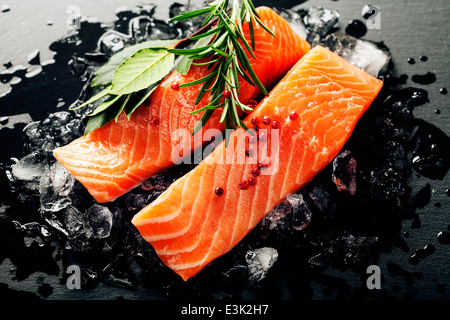 Salmone fresco con erbe e spezie - cibo sano, la dieta e il concetto di cucina a vista Foto Stock