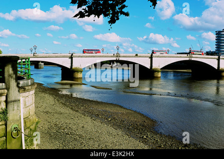 Il Grade ii Listed Putney Bridge che si è aperto nel 1886 e il fiume Tamigi visualizza Londra Inghilterra Europa Foto Stock