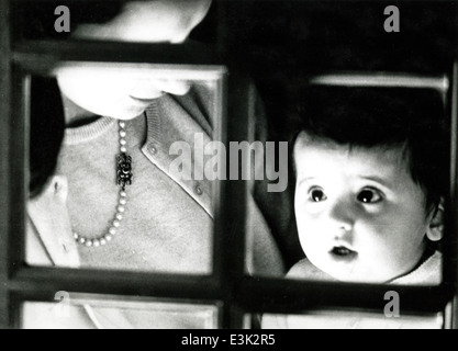 La madre e il figlio alla finestra,60's Foto Stock