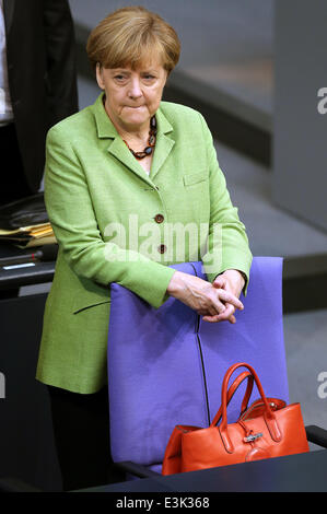 Berlino, Germania. Il 24 giugno 2014. Il cancelliere tedesco Angela Merkel (CDU) attende l'inizio di un dibattito al Bundestag a Berlino, Germania, 24 giugno 2014. Foto: WOLFGANG KUMM/DPA/Alamy Live News Foto Stock