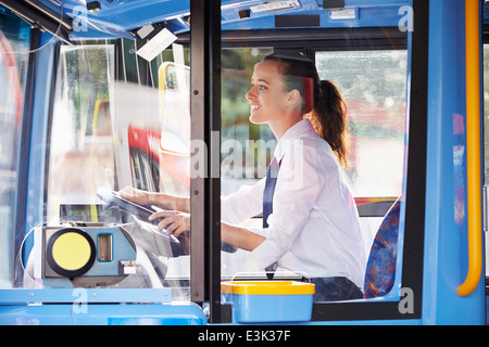 Ritratto di donna autista di autobus dietro la ruota Foto Stock