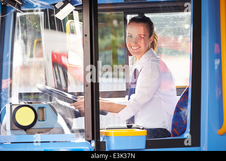 Ritratto di donna autista di autobus dietro la ruota Foto Stock