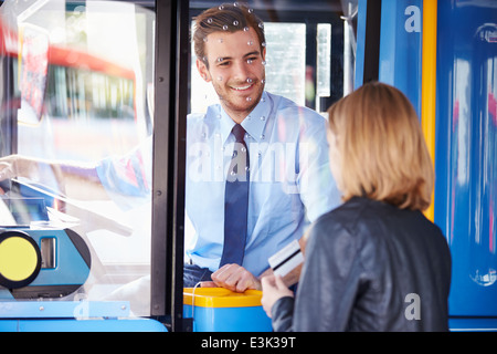 Donna Autobus e tramite pass Foto Stock