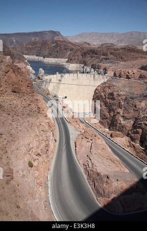 Hoover Dam Situato nel Black Canyon del Fiume Colorado tra Arizona e Nevada linea di confine USA, aprile 2014 Foto Stock