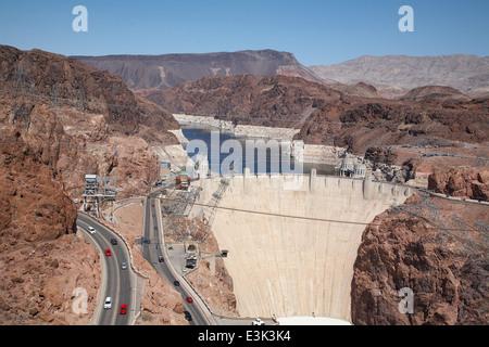 Hoover Dam Situato nel Black Canyon del Fiume Colorado tra Arizona e Nevada linea di confine USA, aprile 2014 Foto Stock