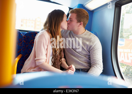 Romantico giovane adolescente baciando sul bus Foto Stock