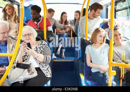 Interno di autobus con passeggeri Foto Stock