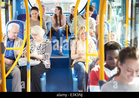 Interno di autobus con passeggeri Foto Stock