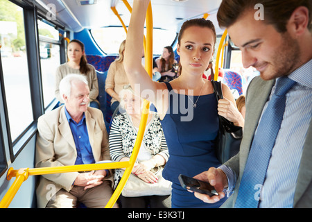 I passeggeri in piedi occupate sul bus dei " commuters " Foto Stock