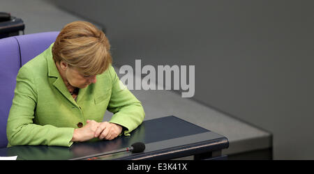 Berlino, Germania. Il 24 giugno 2014. Il cancelliere tedesco Angela Merkel (CDU) guarda verso il basso nel corso di un dibattito al Bundestag a Berlino, Germania, 24 giugno 2014. Foto: WOLFGANG KUMM/DPA/Alamy Live News Foto Stock