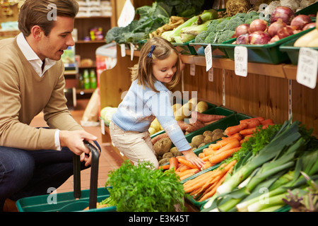 Padre e figlia la scelta di verdure fresche In Farm Shop Foto Stock