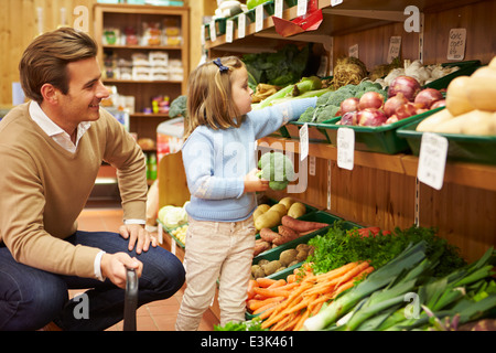 Padre e figlia la scelta di verdure fresche In Farm Shop Foto Stock
