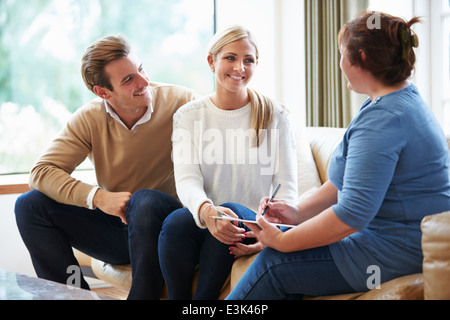 Consigliere Consulenza giovane sulla difficoltà di relazione Foto Stock