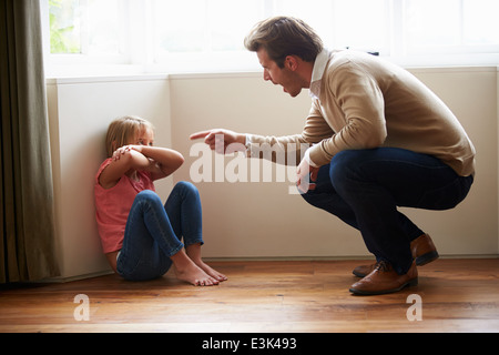 Padre urlando al giovane figlia Foto Stock