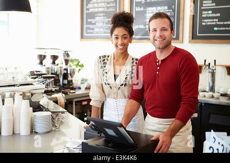 Maschio e femmina di personale in Coffee Shop Foto Stock