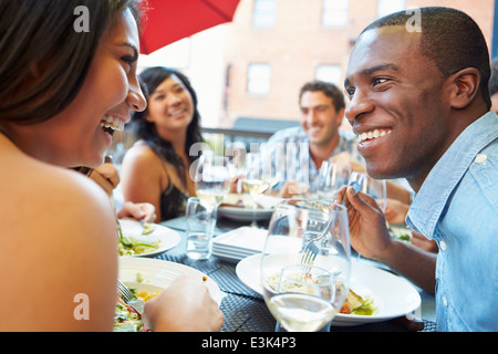 Gruppo di amici godendo di pasto presso il ristorante all'aperto Foto Stock