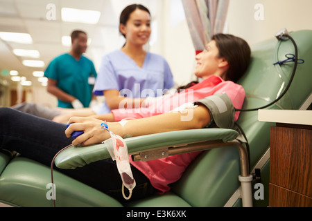 I donatori di sangue rendendo donazione in ospedale Foto Stock