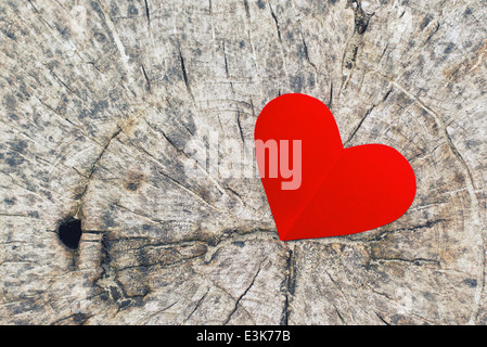 Carta rossa cuore su grunge sfondo di legno con una copia dello spazio per il tuo San Valentino messaggio Foto Stock