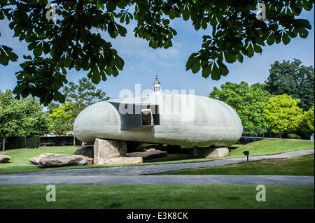 London, Regno Unito - 24 Giugno 2014: Il Padiglione a serpentina 2014 progettato da Smiljan Radić che sarà aperto a Londra il 26 giugno Credito: Piero Cruciatti/Alamy Live News Foto Stock