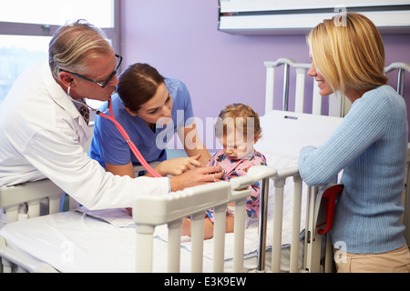 Madre e figlia in reparto pediatrico dell ospedale Foto Stock