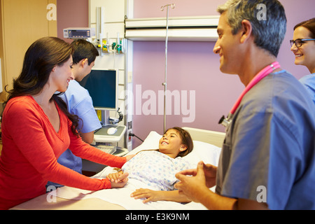 Madre e figlia con il personale medico nella stanza di ospedale Foto Stock