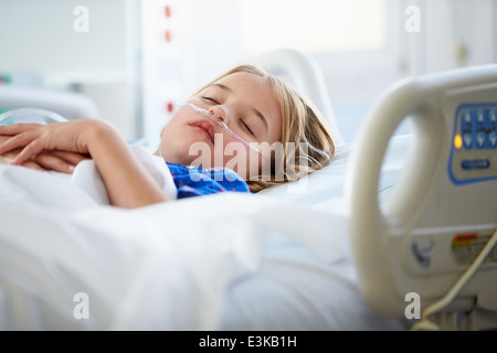 Ragazza che dorme in unità di Terapia Intensiva Foto Stock