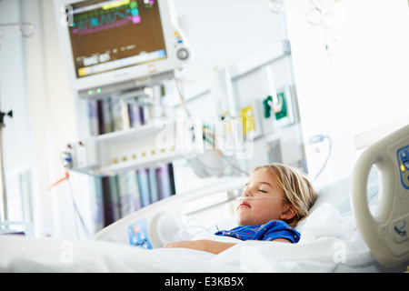 Ragazza che dorme in unità di Terapia Intensiva Foto Stock