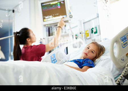 Ragazza giovane con la femmina infermiera in unità di Terapia Intensiva Foto Stock