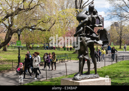 La tempesta della statua di Milton Hebald presso il Delacorte Theater di Central Park raffigura Prospero e Miranda, NYC, STATI UNITI D'AMERICA Foto Stock