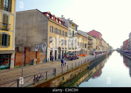 Una vista del Naviglio Grande in Milano, Italia. Foto Stock