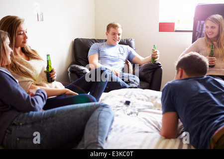 Un gruppo di adolescenti di bere alcolici in camera da letto Foto Stock