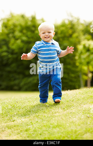 Giovane ragazzo giocando nel giardino estivo Foto Stock